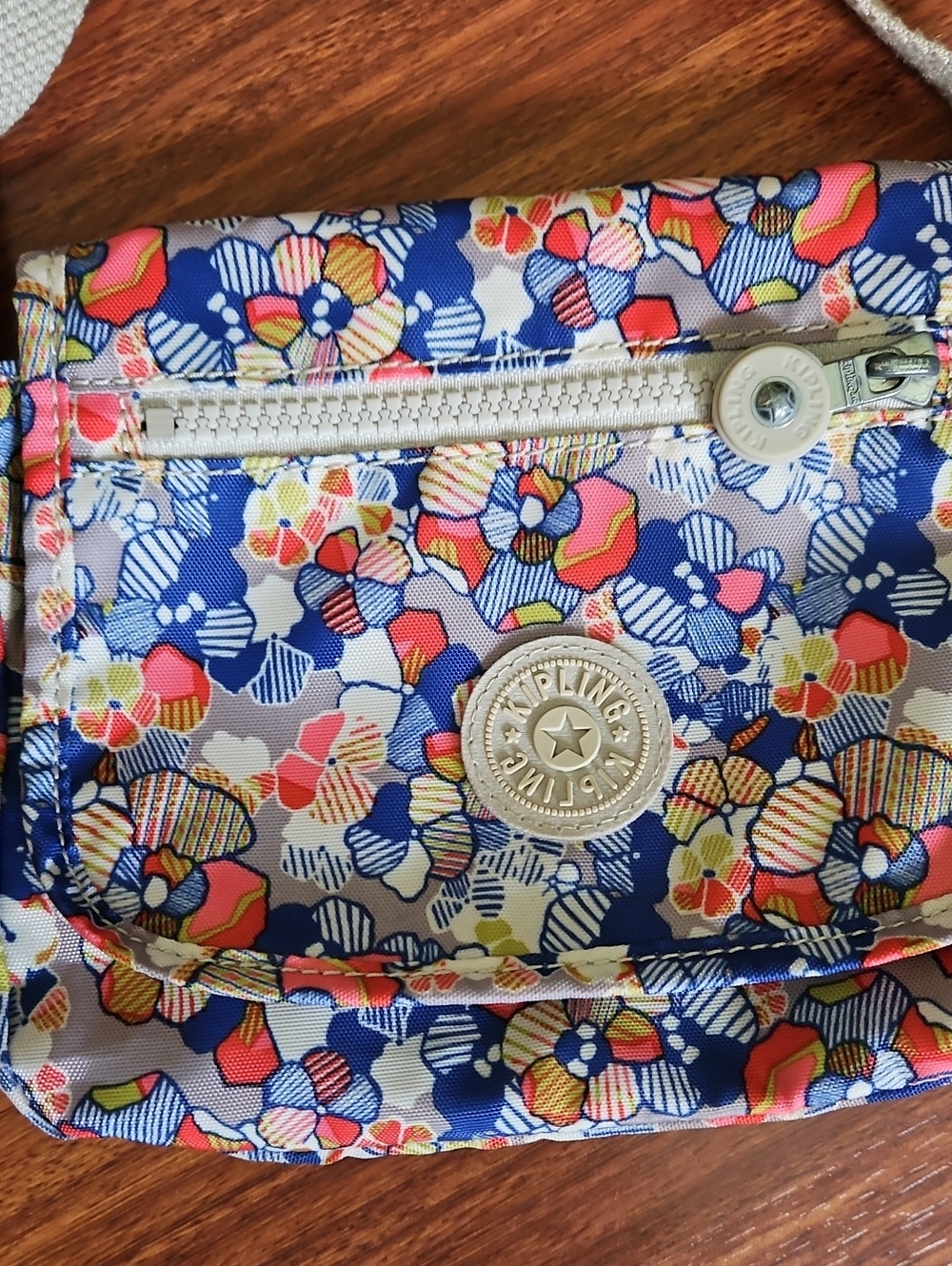 Kipling Sabian Crossbody Bag Off-White Strap Multi Color Red Blue Flowers NWOT